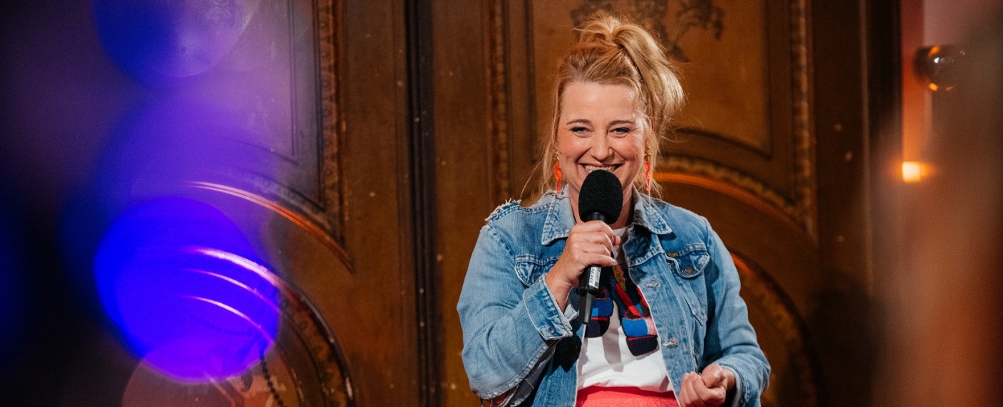 Kabarettsterben im BR: Auch „Vereinsheim Schwabing“ wird eingestellt – Kleinkunstformat scheitert nach zwölf Jahren am Quotendruck – Bild: BR/​Julia Knoblauch