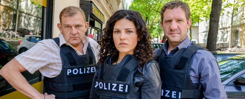 „CopStories“: Martin Zauner, Claudia Kottal und Johannes Zeiler – Bild: ORF/Hubert Mican