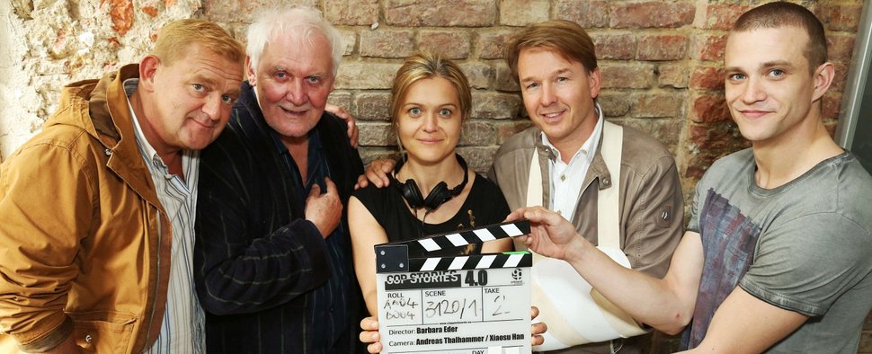 Drehbeginn für „CopStories“-Staffel 4: Regisseurin Barbara Eder mit einigen der Schauspieler – Bild: ORF / Günther Pichlkostner