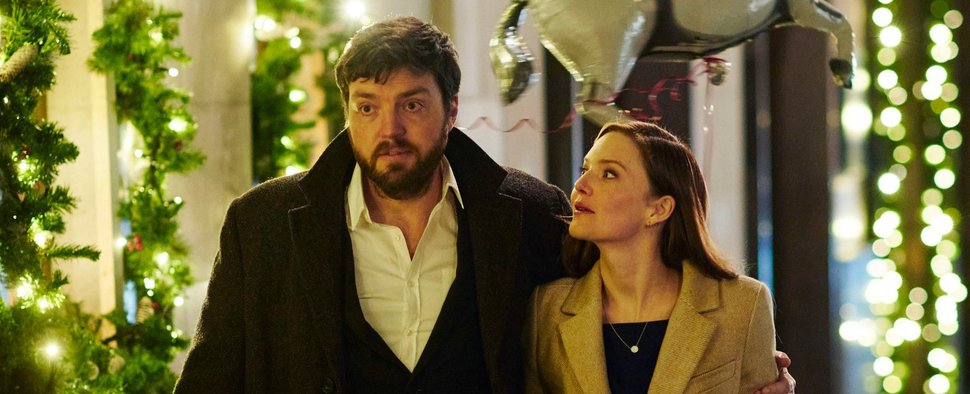 Cormoran Strike (Tom Burke, l.) und Robin Ellacott (Holliday Grainger) in der sechsten Staffel von „Strike“ – Bild: BBC/Bronte Film & TV/Rob Youngson