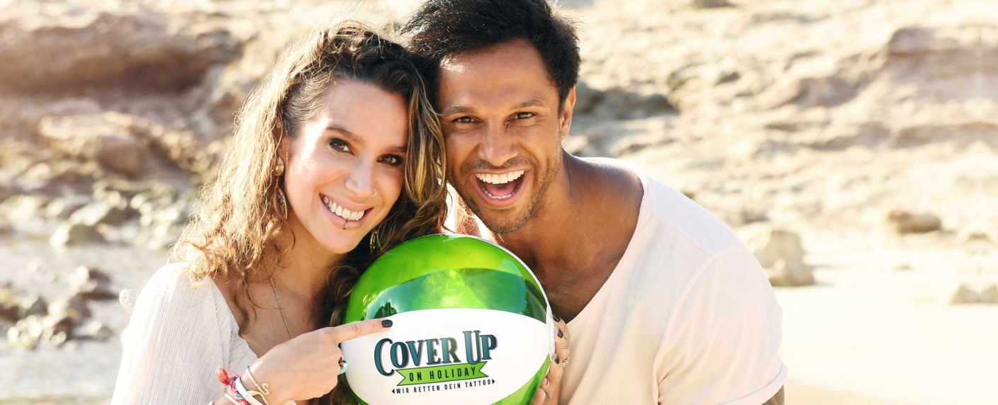 Im Urlaub: Aminati kümmert sich um Horror-Tattoos, Giesel um Abzocke – „Cover Up on Holiday“ bei sixx, „Achtung Abzocke“ bei kabel eins – Bild: sixx/​Kay Kirchwitz