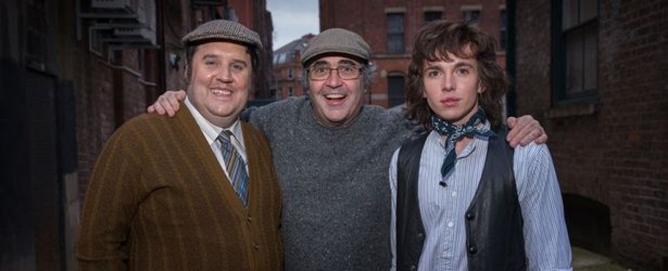 Danny Baker (m.) mit den beiden Hauptdarstellern – Bild: BBC