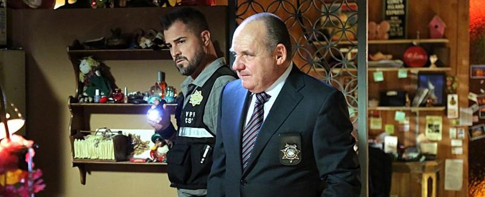 Nick Stoakes (George Eads) und Jim Brass (Paul Guilfoyle) in einer Szene der „CSI: Vegas“-Episode „Zimmer 114“ – Bild: CBS