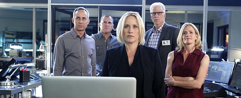 Szenenbild aus der Folge „Wer ist Special Agent Avery Ryan“ von „CSI“: Patricia Arquette als Avery Ryan in der Mitte – Bild: Monty Brinton/CBS