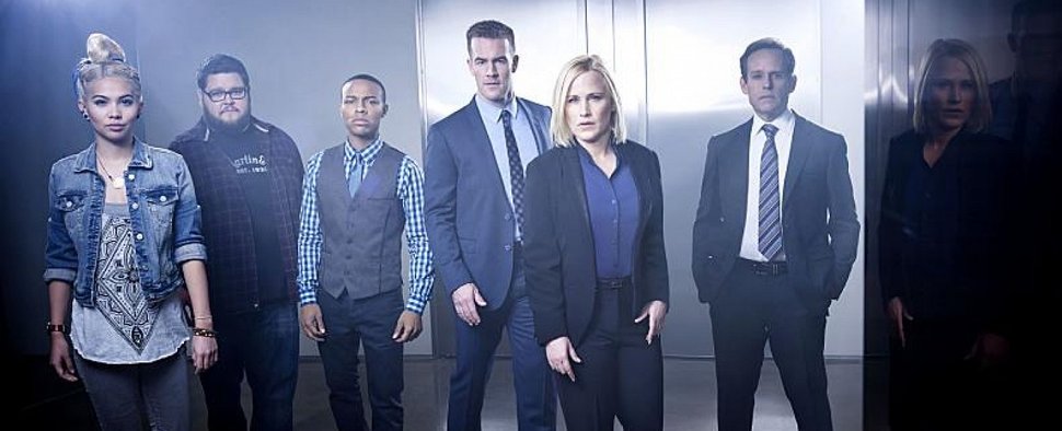 Der Cast von „CSI: Cyber“: Hayley Kiyoko, Charley Koontz, Shad Moss, James van der Beek, Patricia Arquette und Peter MacNicol – Bild: CBS