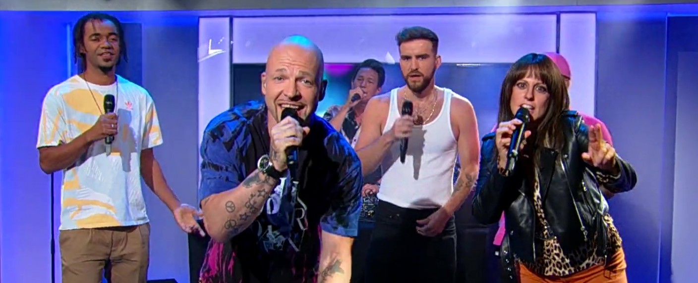 Live-Verlade: Barbara Schöneberger legt „ARD-Morgenmagazin“ rein – Neue Sängerin von Culcha Candela crasht Performance – Bild: ARD/​Screenshot