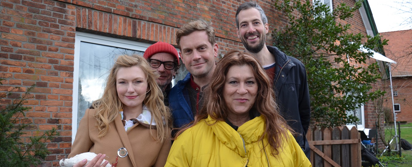 „Da is’ ja nix“: Neue Culture-Clash-Comedy mit Sebastian Bezzel und Johanna Christine Gehlen – Norddeutsches Kuhkaff soll zum Kurort werden – Bild: NDR/​Maximilian Lips