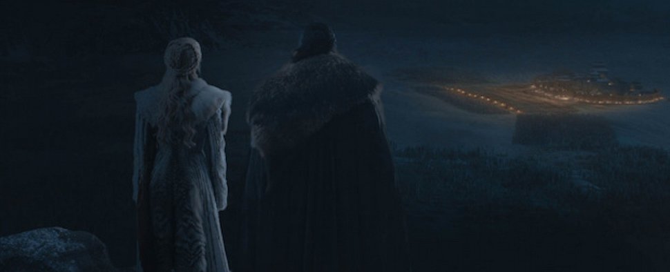 Daenerys (Emilia Clarke) und Jon (Kit Harington) überblicken in der gescholtenen Episode das Schlachtfeld – Bild: HBO