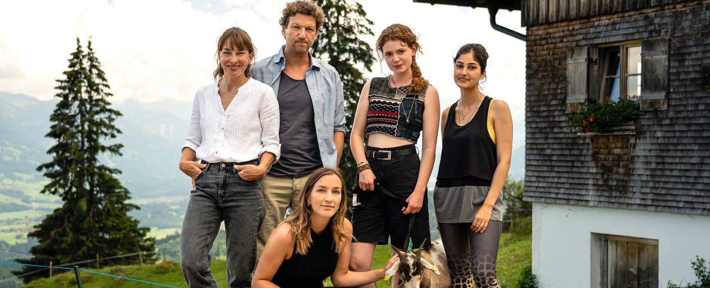 „Daheim in den Bergen“: Neue Folgen der Alpensaga im Ersten – Der Zwist der Leitners und Hubers geht in die nächste Runde – Bild: ARD Degeto/​Arvid Uhlig