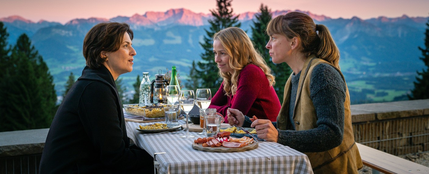 „Daheim in den Bergen“: Fortsetzung der ARD-Alpensaga nach langer Wartezeit – Starttermin für neue Folgen verkündet – Bild: ARD Degeto/​Arvid Uhlig