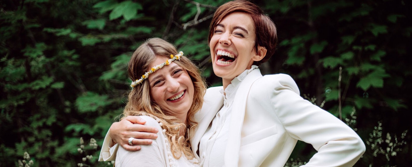 „Dahoam is Dahoam“-Jubiläum: Lesbische Hochzeit und Jutta Speidel als Schamanin – Besondere Folgen der täglichen Serie im BR Fernsehen – Bild: BR/​Nadya Jakobs