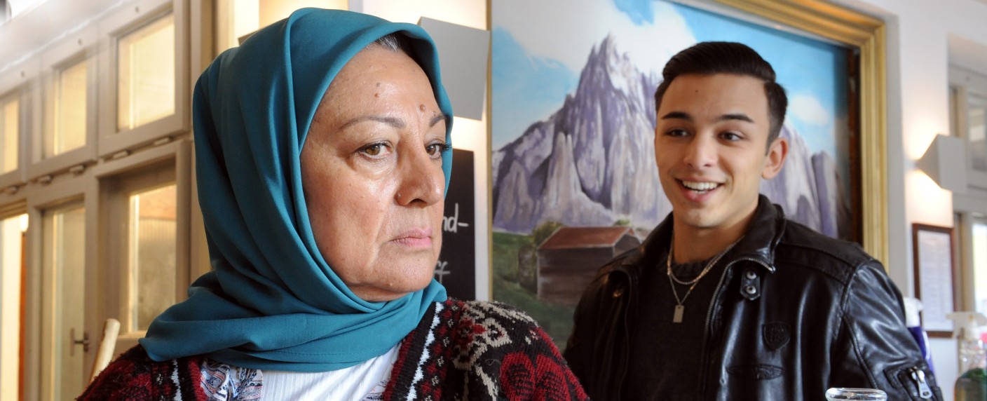 „Dahoam is Dahoam“: Neue Gesichter und alte Bekannte – Welches Geheimnis führt Sevim und ihren Enkel Leon nach Lansing? – Bild: BR/​Marco Orlando Pichler