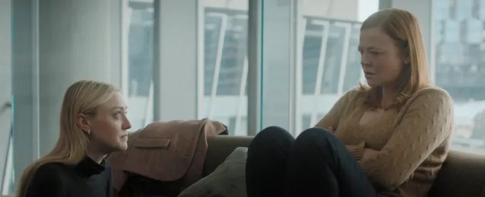 Dakota Fanning (links) und Sarah Snook in „All Her Fault“ – Bild: Peacock