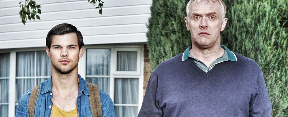 Dale Jr. (Taylor Lautner) und Familienvorstand Ken (Greg Davies) in der zweiten Staffel von „Cuckoo“ – Bild: BBC Three