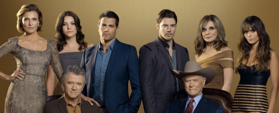 Zwei Figuren erlebten das (erneute) Serienende von „Dallas“ nicht mehr: die Ewings in der Neuauflage – Bild: TNT