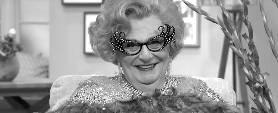 Dame Edna Everage alias Barry Humphries (1934 – 2023) – Bild: YouTube/Screenshot