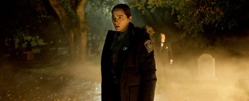 Dana Cypress (Melanie Scrofano) bekommt es in ihrer Heimatstadt mit unheimlichen Vorgängen zu tun – Bild: SYFY