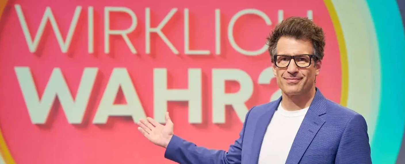 „Wirklich wahr?!“: Daniel Hartwich moderiert neue RTL-Rateshow – Promi-Teams, wilde Hypothesen und skurrile Fakten – Bild: RTL/​Guido Engels