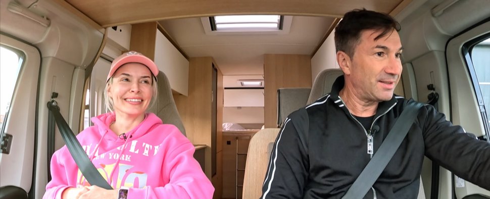 Daniela Katzenberger mit Ehemann Lucas Cordalis auf dem Weg in den Italien-Urlaub – Bild: RTL