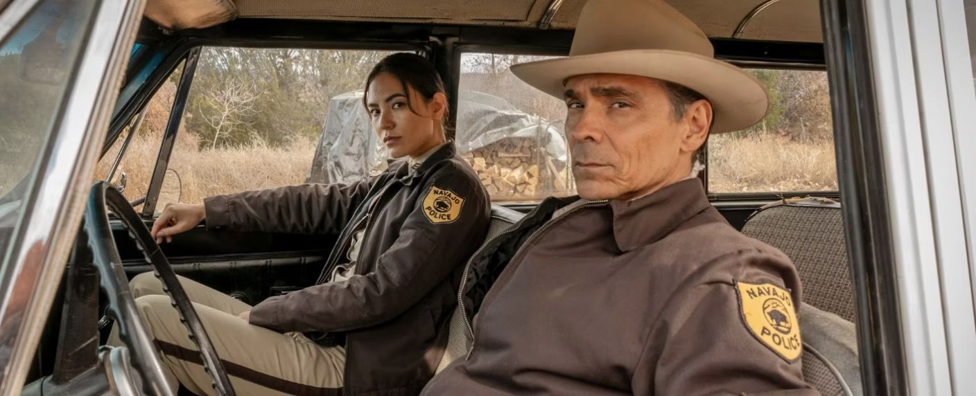 „Dark Winds“: Jenna Elfman („Dharma & Greg“) und Bruce Greenwood  („Star Trek“) in Staffel drei dabei – Ein neuer Fall für Zahn McClarnon („Fargo“, „Longmire“) – Bild: AMC