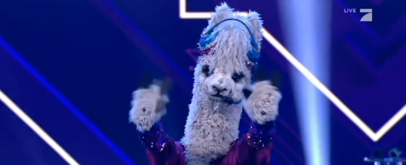 „The Masked Singer“-Enthüllung: Das Alpaka ist … – Dritte Maske bei der ProSieben-Rateshow ist gefallen – Bild: ProSieben/​Screenshot