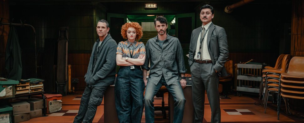 Das „Dept. Q“-Ermittlerteam um DCI Carl Morck (Matthew Goode, M.) – Bild: Netflix