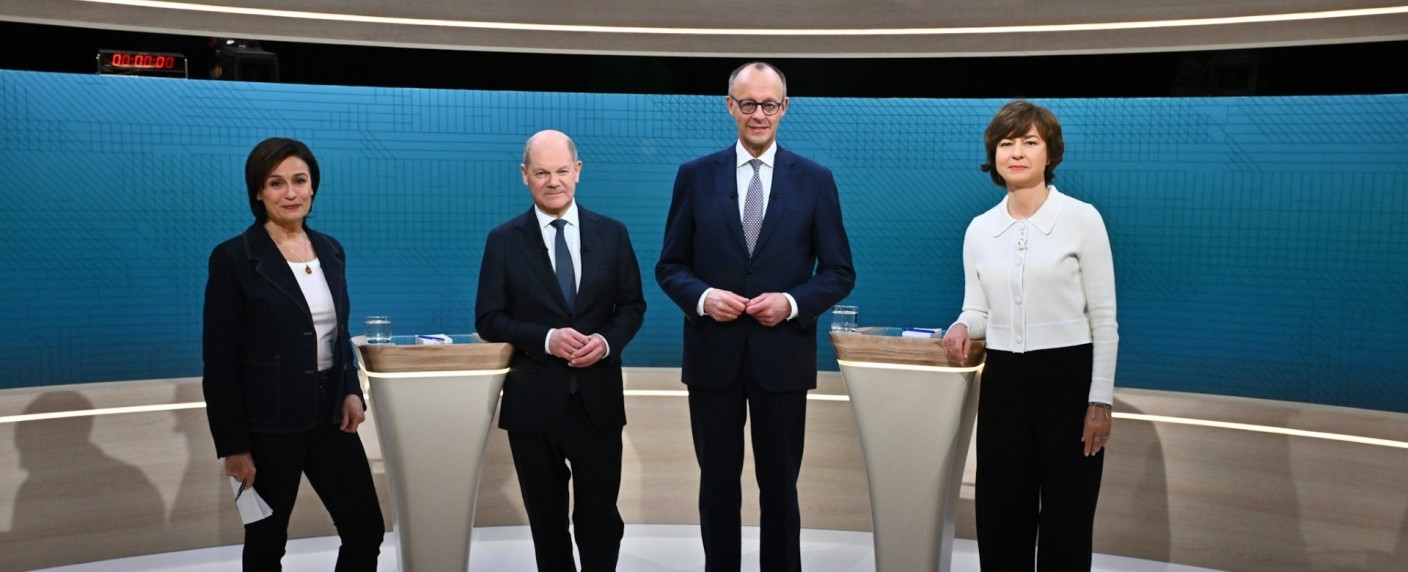 Quoten: „TV-Duell“ mit Scholz und Merz siegt deutlich über Dschungelcamp-Finale – Super Bowl räumt in der Nacht ab, Privatsender einmal mehr ohne Chance – Bild: ARD/​ZDF/​Claudius Pflug