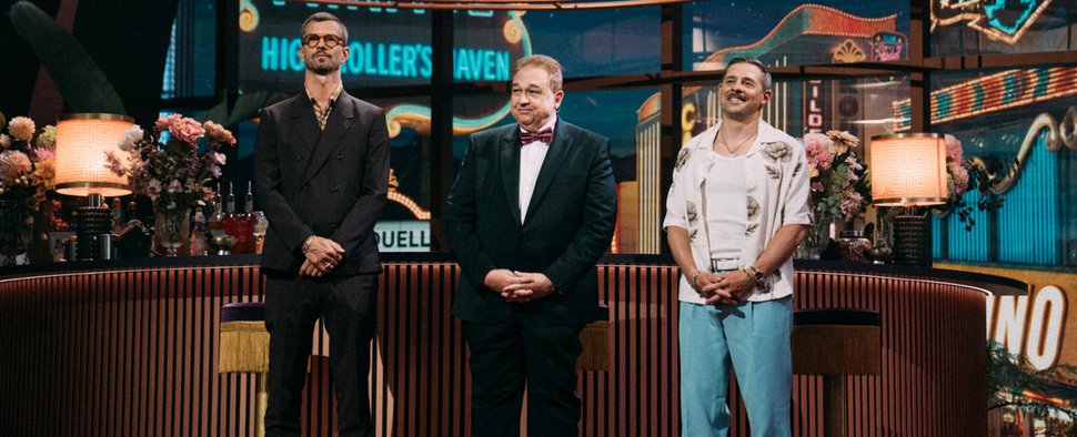 „Das Duell um die Geld“ mit (v. l.) Joko Winterscheidt, Oliver Kalkofe und Klaas Heufer-Umlauf – Bild: Joyn/Julian Mathieu