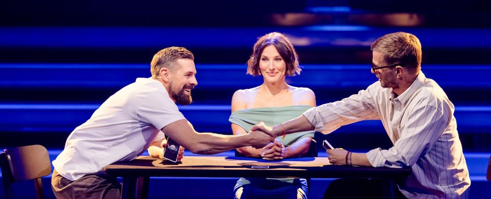 Verabschiedeten sich vom „Duell um die Welt“: (v. l.) Klaas Heufer-Umlauf, Jeannine Michaelsen und Joko Winterscheidt – Bild: Joyn/Nadine Rupp