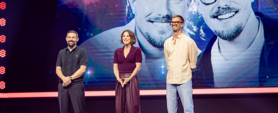 „Das Duell um die Welt“: (v. l.) Klaas Heufer-Umlauf, Moderatorin Jeannine Michaelsen und Joko Winterscheidt – Bild: Joyn/Nadine Rupp