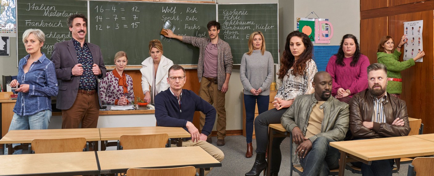 „Die Läusemutter“: Das finden wir nicht komisch, das ist nur ganz besonders – Review – Neue Sat.1-Comedyserie „dokumentiert“ ganz alltäglichen Schulwahnsinn – Bild: Sat.1/​Frank Dicks