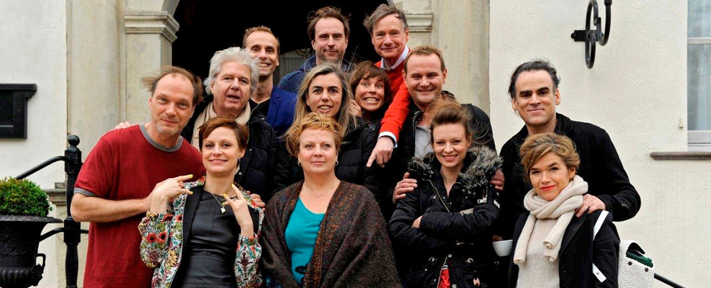 „Wellness für Paare“: Sendetermin für Improfilm mit Anke Engelke und Bjarne Mädel bekannt – Nachfolger zu „Altersglühen“ im November im Ersten – Bild: WDR/​RIVA