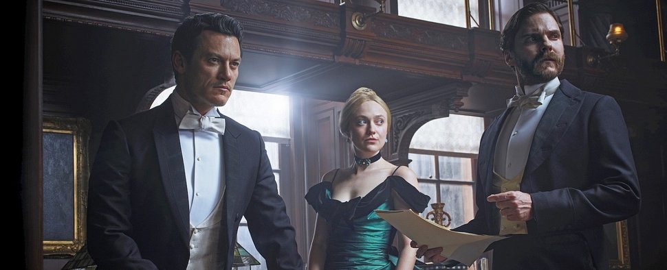 Das Ermittlungstrio von „The Alienist“: (v.l.) Luke Evans, Dakota Fanning und Daniel Brühl – Bild: Netflix