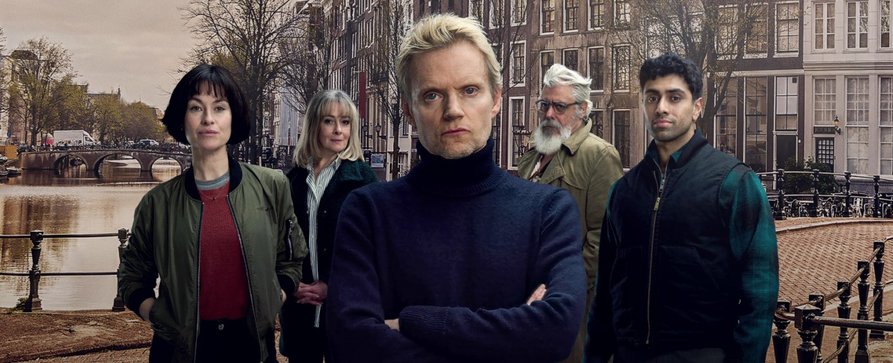 „Kommissar Van der Valk“: Vierte Staffel startet als Weihnachtsgeschenk in Deutschland – Neue Fälle warten auf Marc Warren in Amsterdam – Bild: ARD Degeto Film/​All3Media international/​Mark de Blok