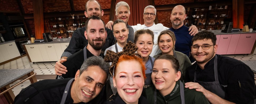Enie van de Meiklokjes (M.) mit den Back-Profis der siebten Staffel – Bild: Sat.1/Joyn/Claudius Pflug