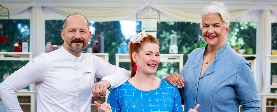 „Das große Backen“ mit (v. l.) Christian Hümbs, Enie van de Meiklokjes und Bettina Schliephake-Burchardt – Bild: Sat.1/Claudius Pflug