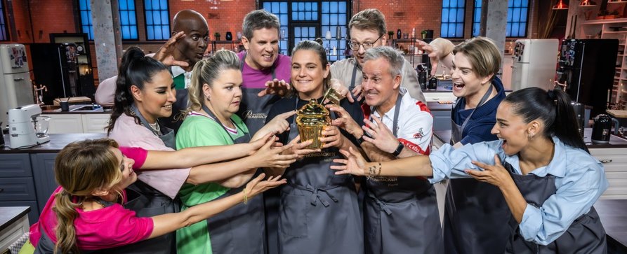 „Das große Promibacken“: Diese Promis kämpfen um den goldenen Cupcake – Termin und Teilnehmer der neuen Staffel stehen fest – Bild: Joyn/​Claudius Pflug