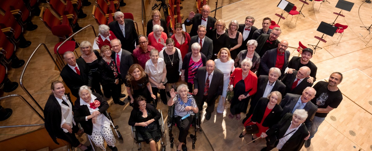 Demenz-Chor: ZDF holt „Unvergesslich“-Abschlusskonzert nach – Krönender Abschluss der Dokureihe mit Annette Frier – Bild: ZDF/​Jan Rothstein