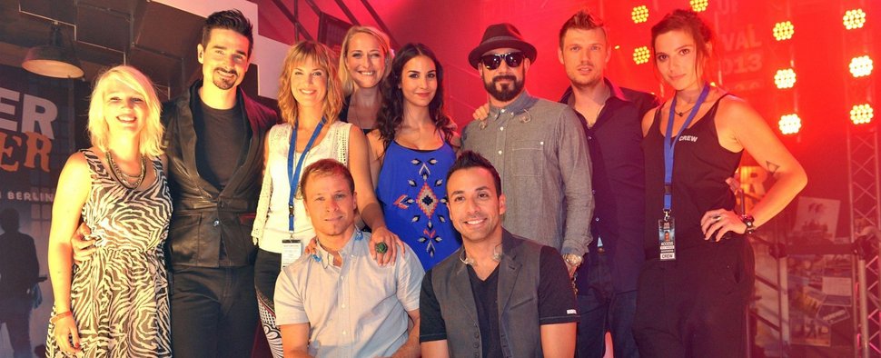 Das „GZSZ“-Ensemble mit den Backstreet Boys – Bild: RTL/Rolf Baumgartner