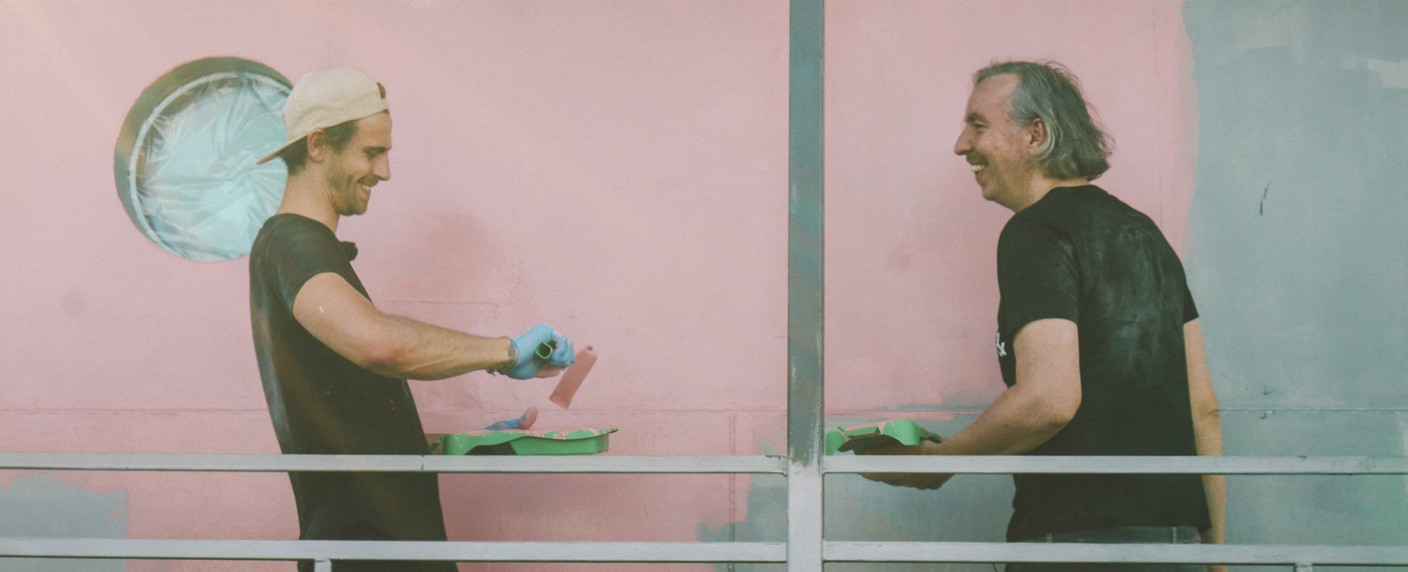 „Das Hausboot“: Netflix-Dokureihe mit Fynn Kliemann und Olli Schulz – Gunter Gabriels Hausboot wird zum Tonstudio – Bild: Netflix/​Brian Jakubowski