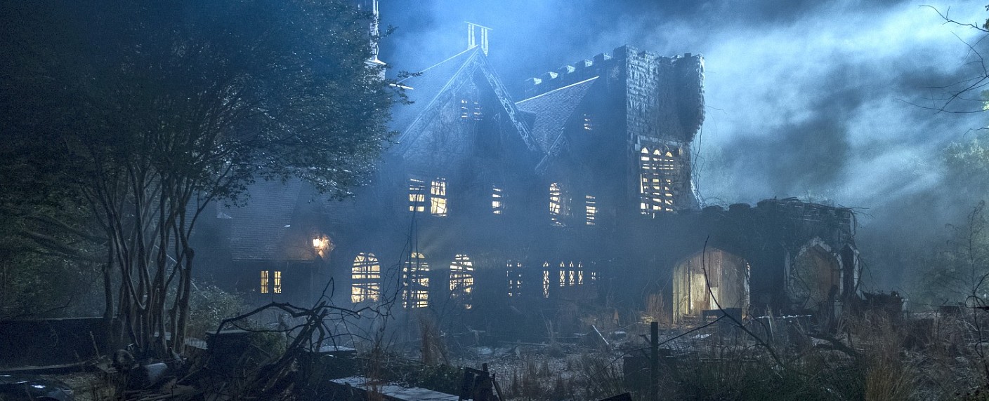 „The Haunting of Hill House“: Netflix-Horror kommt zu Halloween – Namhafter Ensemble-Cast bringt Familiendrama und Spukgeschichte zusammen – Bild: Steve Dietl/​Netflix