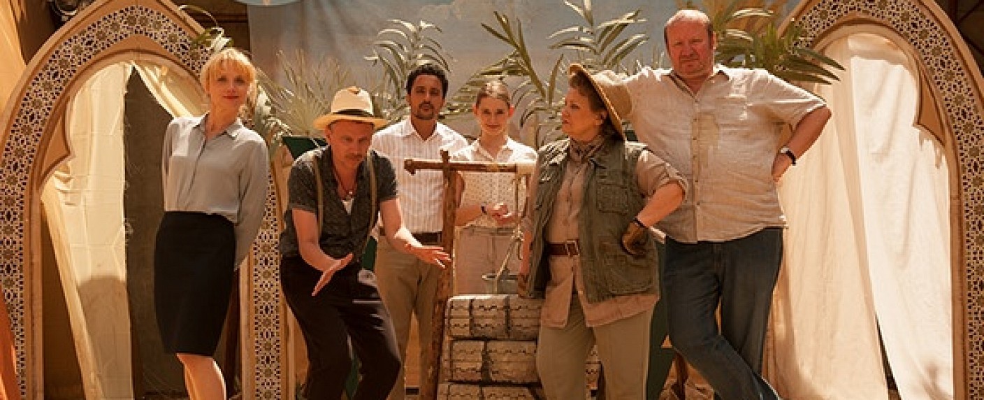 „Das Institut“: BR zeigt Culture-Clash-Comedy Anfang 2018 – Neue Serie mit Christina Große und Robert Stadlober – Bild: BR/​NDR/​Novafilm GmbH/​Alva Nowak