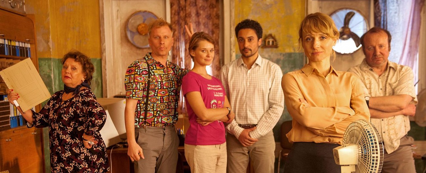 „Das Institut“ und „Better Things“ gehen im August weiter – Neue Staffeln der beiden Comedys bei MagentaTV – Bild: BR/​NDR/​WDR/​Novafilm GmbH