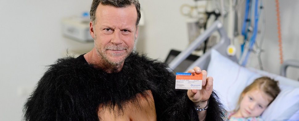 Im Affenkostüm wirbt Jenke von Wilmsdorff um Aufmerksamkeit fürs Thema Organspenden – Bild: RTL