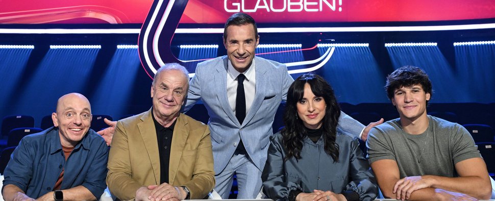 Das „Kaum zu glauben!“-Team: (v. l.) Bernhard Hoëcker, Hubertus Meyer-Burckhardt, Moderator Kai Pflaume, Stephanie Stumph und Wincent Weiss – Bild: NDR/Uwe Ernst