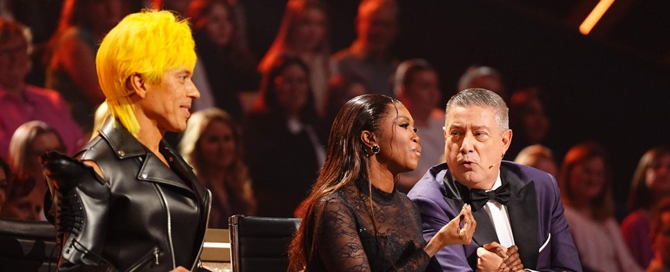 Das „Let’s Dance“-Jury-Trio: (v. l.) Jorge González, Motsi Mabuse und Joachim Llambi – Bild: RTL/Stefan Gregorowius