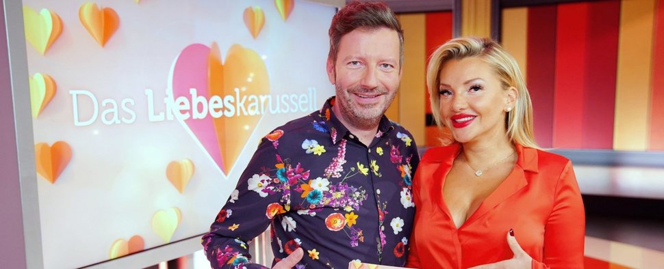 „Das Liebeskarussell“ mit Kommentator Thorsten Schorn und Moderatorin Evelyn Burdecki – Bild: RTL/Stefan Gregorowius