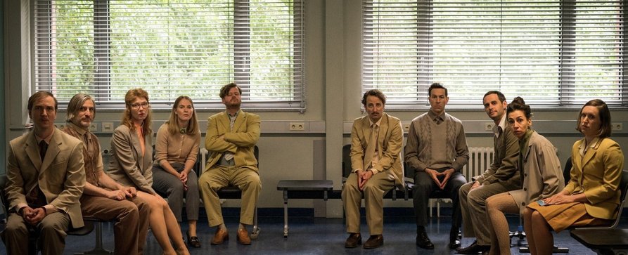 ZDF produziert neue Arbeitsplatz-Satire „Das Manko“ – Physical Comedy um eine Gruppe Behördenangestellter – Bild: ZDF/​Alice Ionescu
