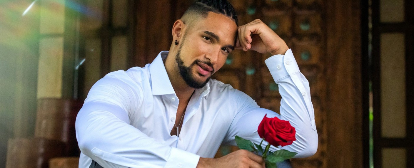 Quoten: „Der Bachelor“ kehrt mit Allzeittief zurück, starkes „TV total“ schiebt „ZOL“ an – „Aktenzeichen XY“ bei Jung und Alt vorn, „CSI: Vegas“ steigert sich – Bild: RTL/​Frank J. Fastner