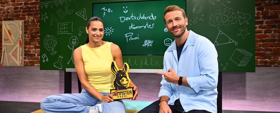 Das Moderatoren-Duo Amira Aly und Christian Düren sucht „Deutschlands dümmster Promi“ – Bild: Joyn/Willi Weber